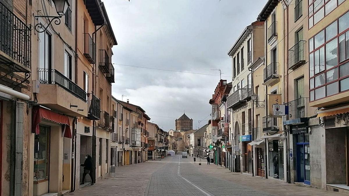 Puerta del Mercado y la Plaza Mayor, ayer, con muy poca gente. | M. J. Cachazo