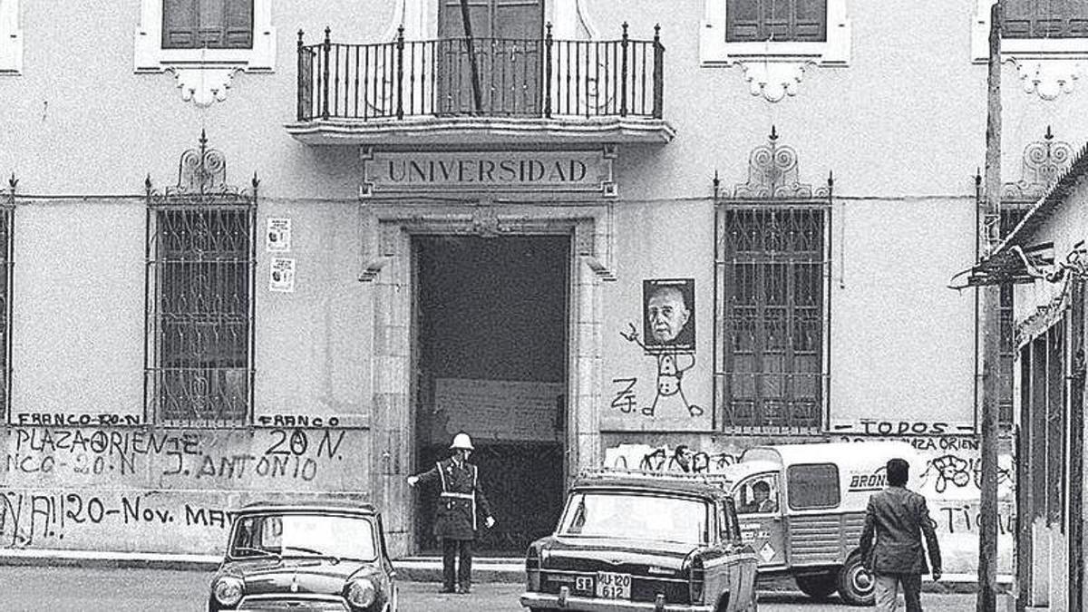 Calle Merced y entrada a la Universidad de Murcia (1976).