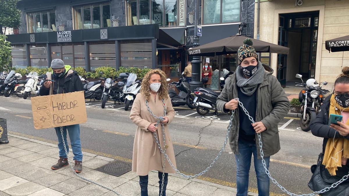 Teresa Mallada, encadenada junto a los hosteleros, esta mañana en Oviedo.