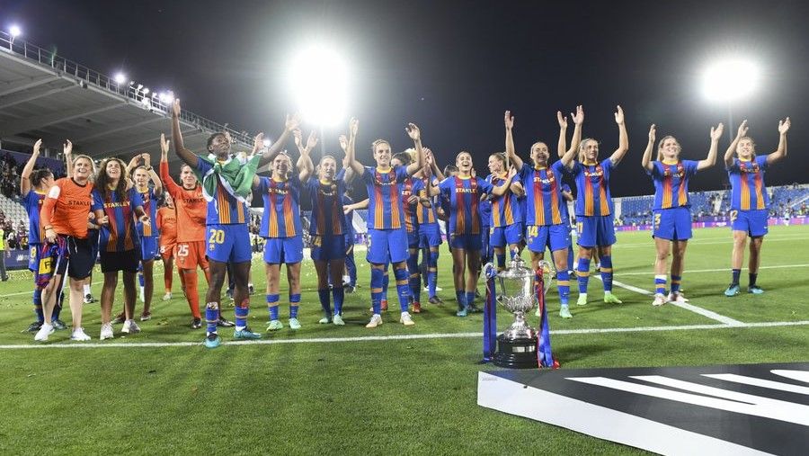 Las jugadoras del Barça celebran la Copa ganada en Leganés.