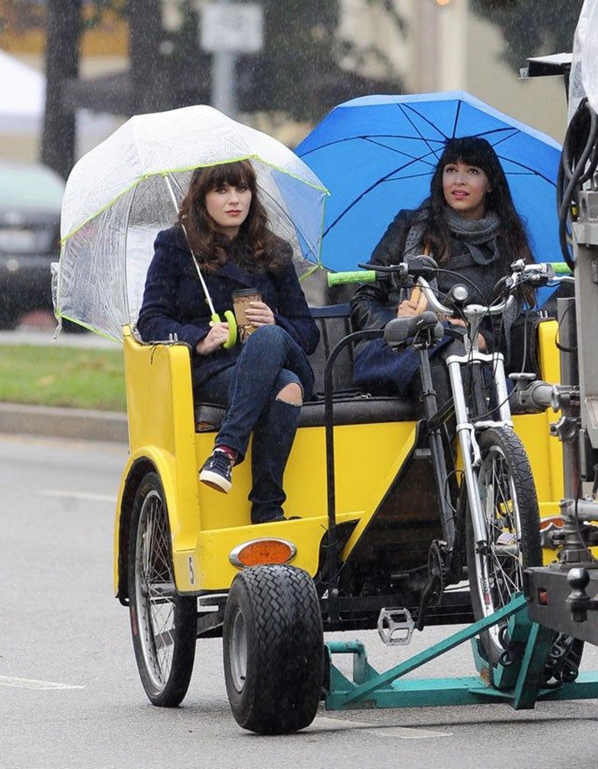Zooey Deschanel y Hannah Simone en un pedicab en el rodaje de 'New Girl'