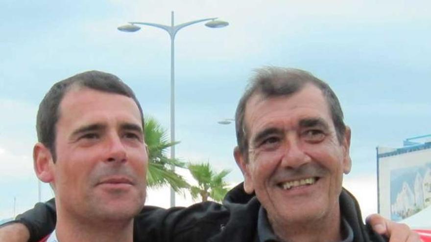 Antonio Linares, con su padre, tras subir al podio en Vigo.