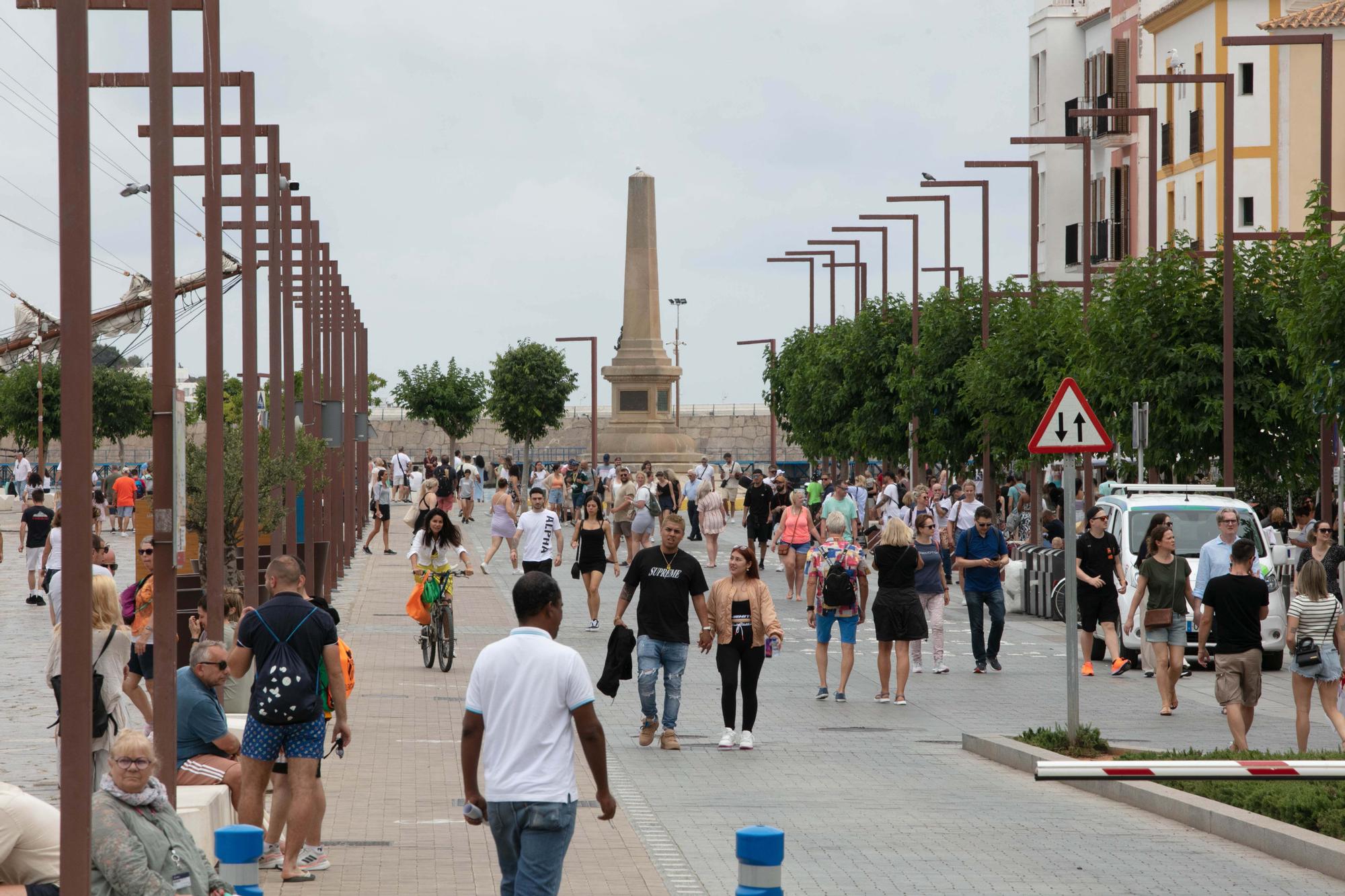 Galería de imágenes de la masificación de turistas en la ciudad de Ibiza a principios de junio