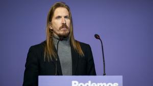 El portavoz de Podemos Pablo Fernández durante una rueda de prensa, en la sede de Podemos, a 8 de enero de 2024, en Madrid (España).