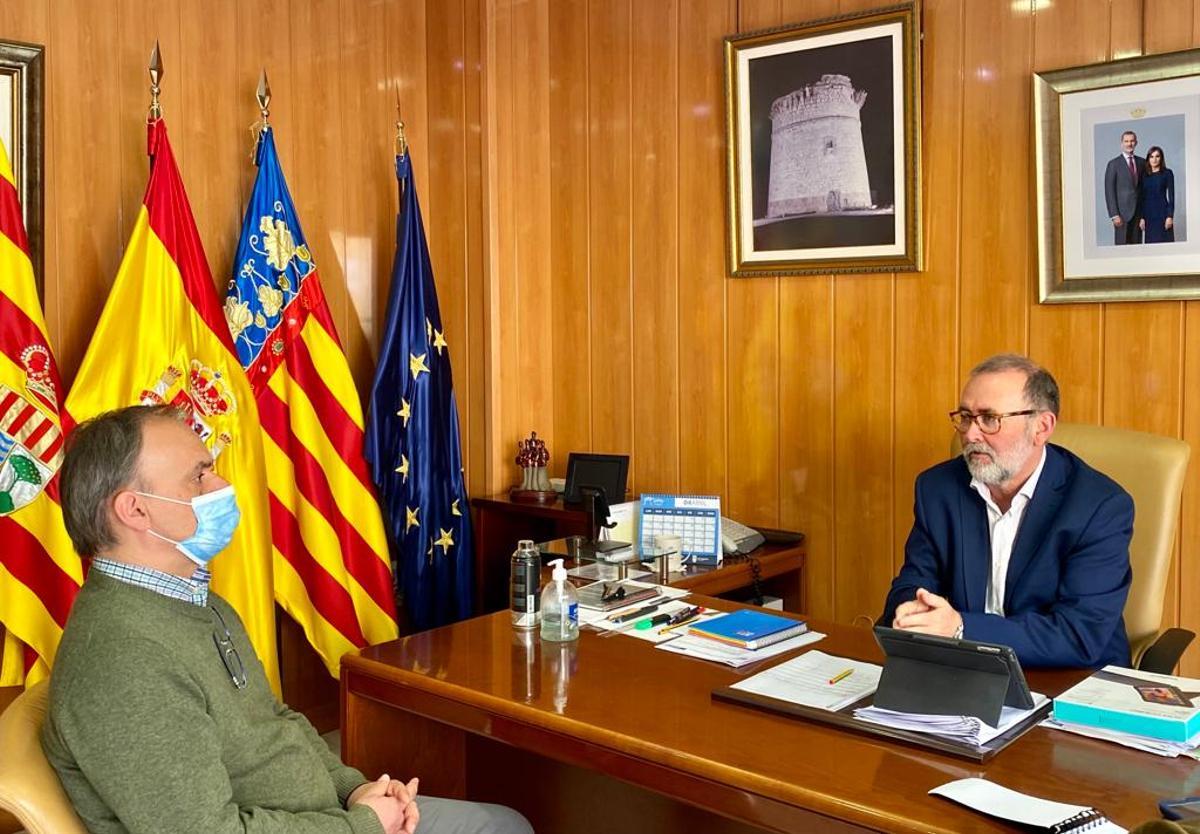 Un momento de la reunión entre el alcalde con el bisnieto de Rafael Altamira