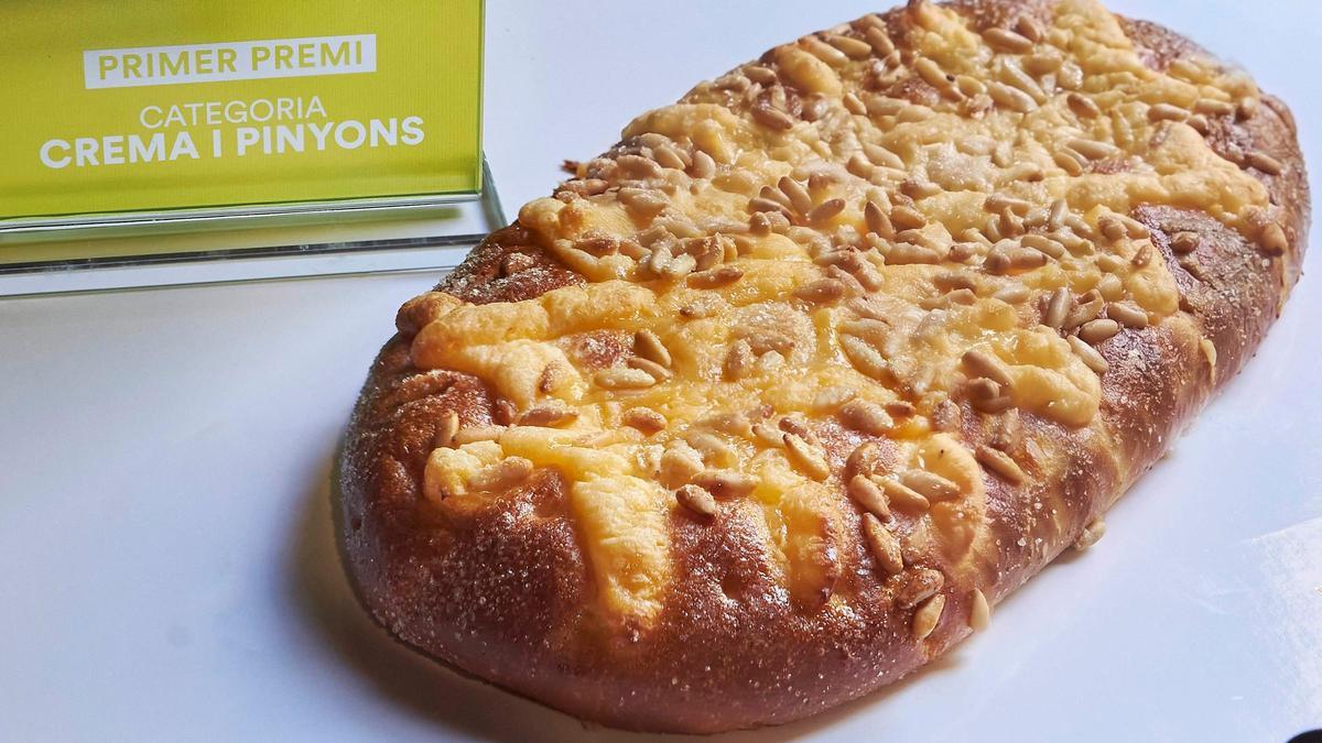 La ganadora del concurso La Mejor Coca de Sant Joan 2026 en la categoría de crema y piñones ha sido Forn Sagà.