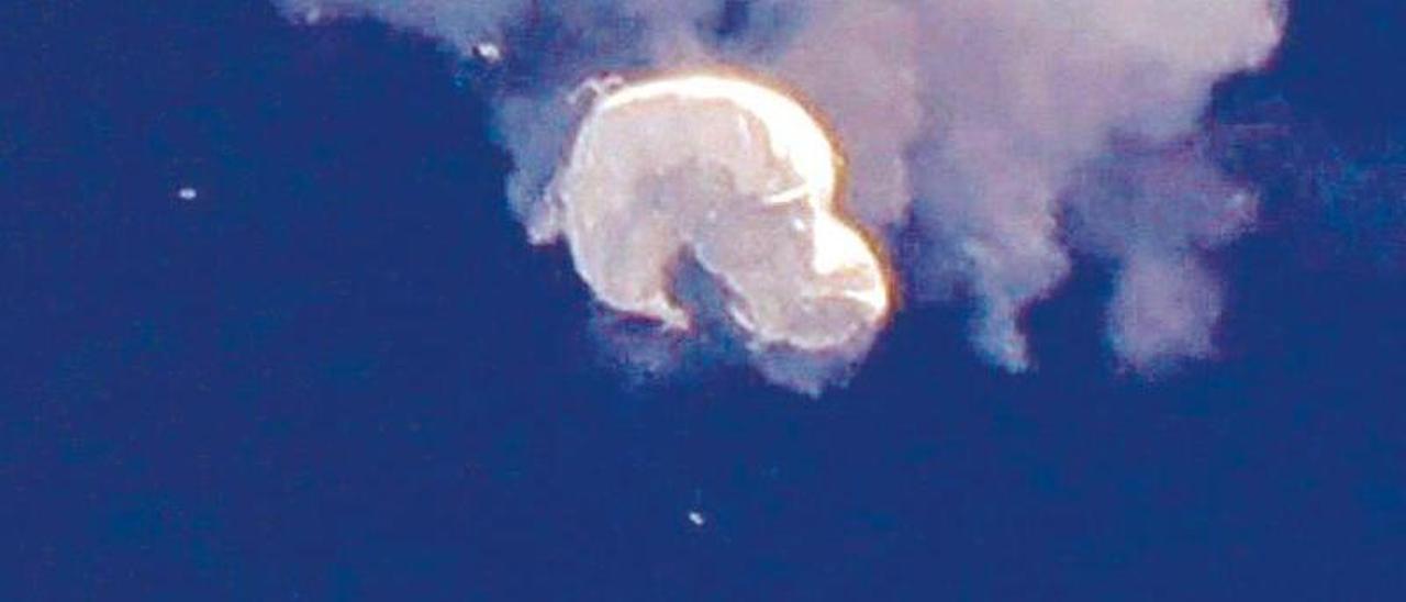 Imagen del globo chino tras ser abatido por  el Ejército de EE UU.
