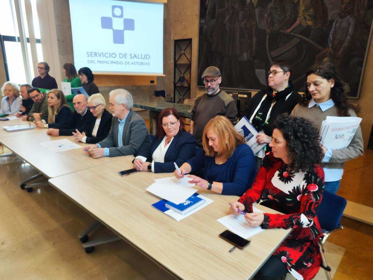 Momento de la firma del acuerdo entre los sindicatos y el Servicio de Salud del Principado (Sespa).