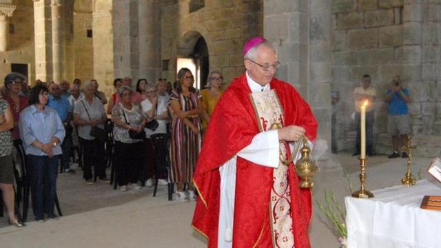 El obispo de Lugo presidió la misa en el monasterio. | BERNABÉ/JAVIER LALÍN