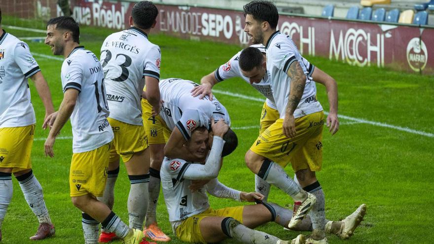 Los jugadores del Mérida celebran el gol del partido ante el Pontevedra, el pasado sábado.