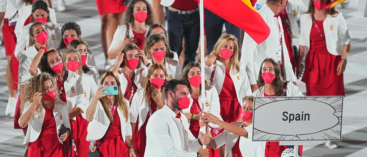 Mireia Belmonte y Saúl Craviotto portan la bandera española en la ceremonia de inauguración de los Juegos de Tokyo 2020.