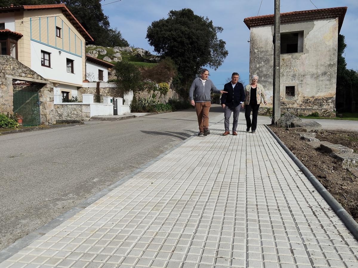 Los concejales Miguel Alonso, Juan Carlos Armas y María del Mar García caminan por la nueva acera de Pendueles.