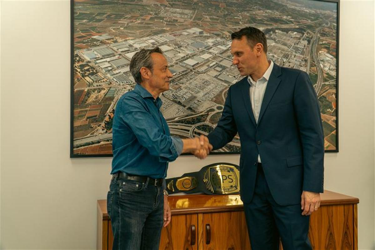 Carlos Faubel y Jim Baumbick, en la factoría de Almussafes.