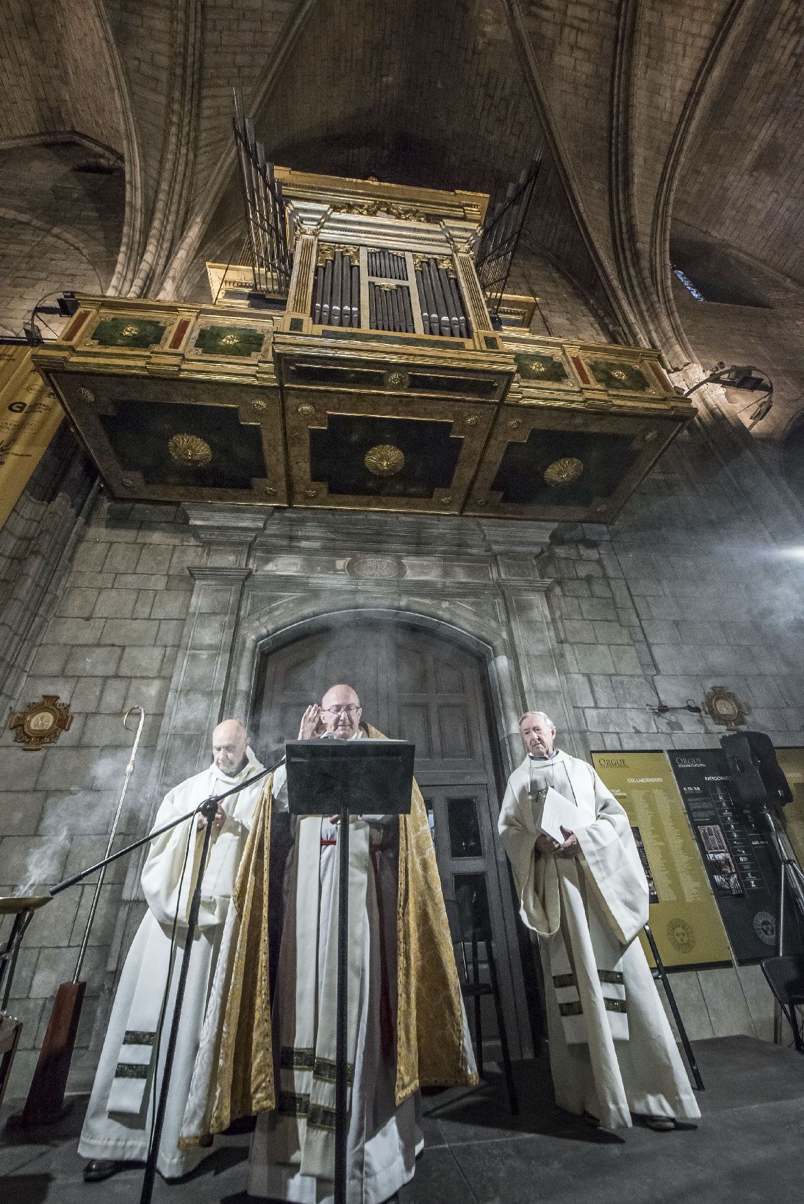 Una catedral plena a vessar dona la benvinguda al renovat orgue de Solsona