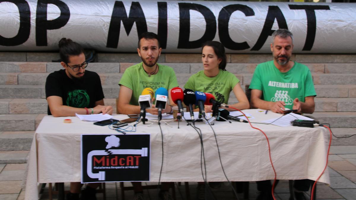 Els activistes de la plataforma Resposta al MidCat protestant contra el gasoducte davant la seu de la Generalitat a Girona