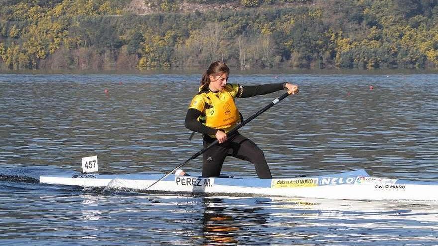 María Pérez, del Náutico O Muiño, durante una prueba en aguas de Castrelo de Miño. // Iñaki Osorio