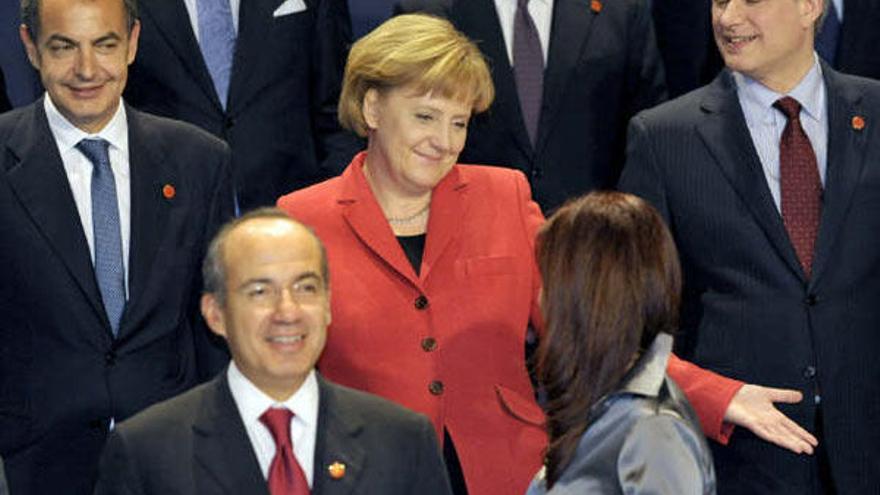 José Luis Rodríguez posa junto a la canciller alemana Angela Merkel, el presidente mexicano Felipe Calderón, la presidenta argentina Cristina Fernández y el primer ministro canadiente Steplehn Harper