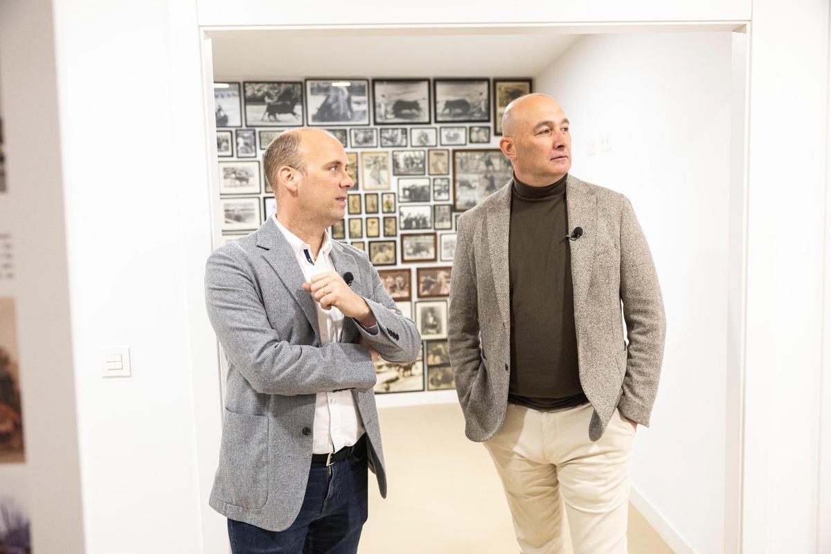 Galería de fotos de la visita del director general de Interior, Vicent Huet, al Museu del Bou de Burriana