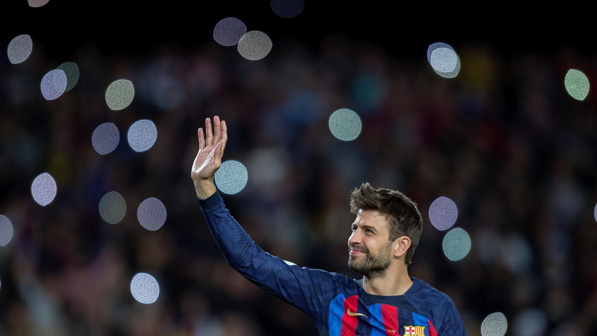 Piqué se despide del Camp Nou tras jugar su último partido de Liga con el Barça.