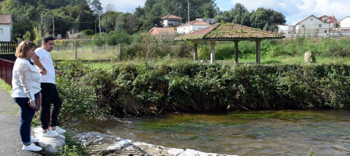 Los ediles Carmen Gómez y Pedro Calvo, en el río Louro. |  FdV