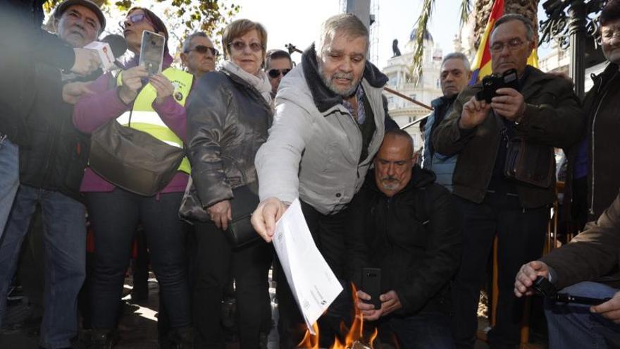Los pensionistas queman las cartas de Báñez
