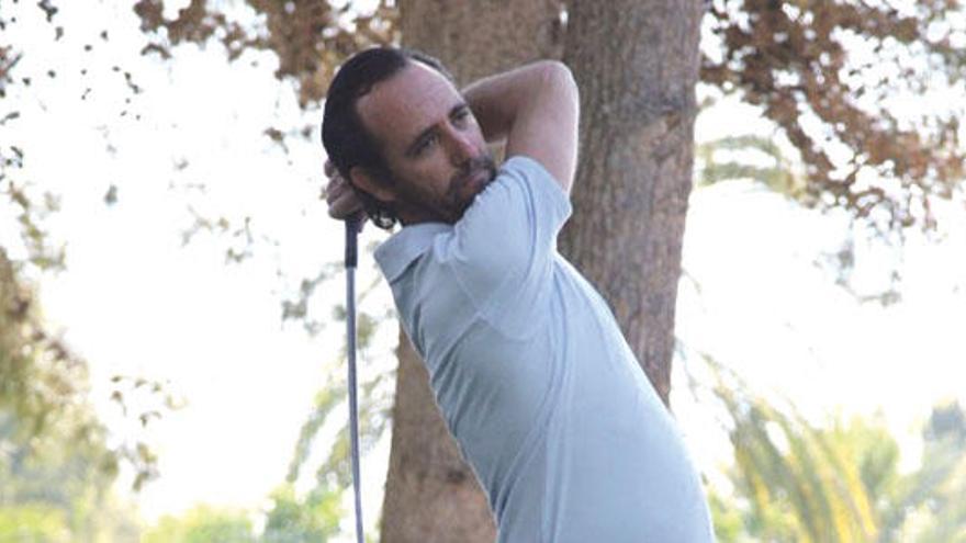 Presidentes: cada uno se relaja en un campo distinto.Una serie de fotos veraniegas de Bauzá practicando el golf –deporte que domina– disgustaron al PSM, cuyo diputado Antoni Alorda llegó a preguntar en el Parlamento si &quot;el Govern considera que en tiempos tan difíciles la imagen de su presidente jugando a golf resulta alentadora para los ciudadanos de Balears&quot;. El Ejecutivo le respondió con cifras –&quot;400 euros por día se gasta un golfista frente a los 97 de media de cualquier otro visitante&quot;–. Nunca sabremos la respuesta oficial sobre la imagen de Antich en su Facebook dando de comer a las gallinas –&quot;Hi ha fam&quot;, la tituló el socialista– en el caso de que hubiera suscitado la misma preocupación ´pesemera´ por el impacto sobre la ciudadanía.