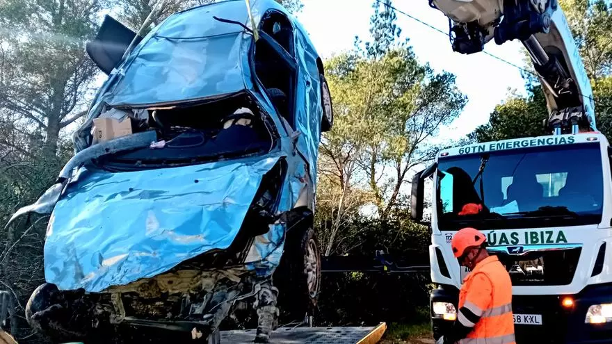Un coche cae desde una altura de ocho metros en Cala Llonga