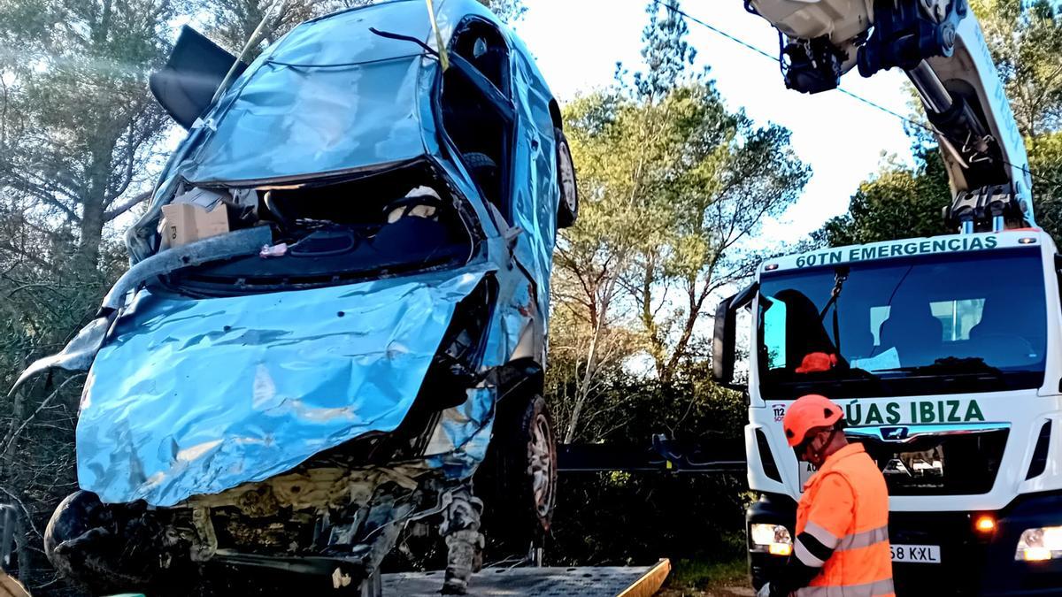 Un coche cae desde una altura de ocho metros en Cala Llonga