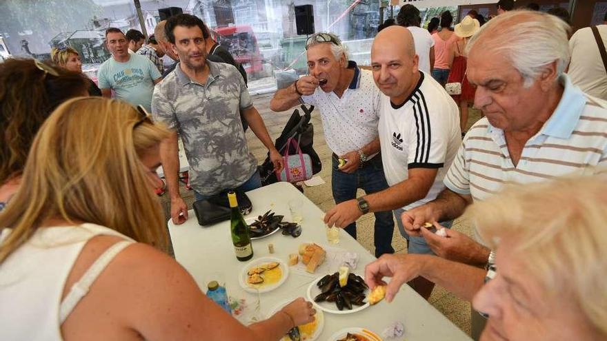 Varios comensales disfrutan de las variedades de mejillones. // Gustavo Santos