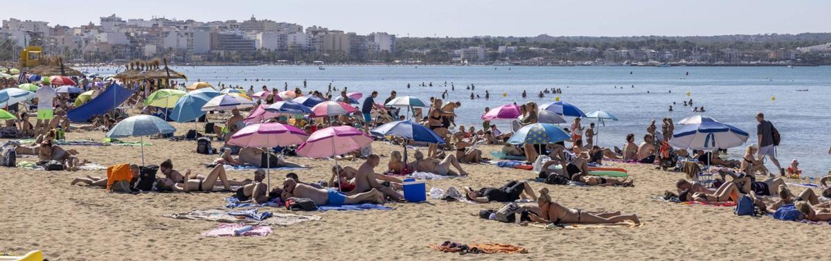 Urlauber an der Playa de Palma: Wer auf einen Rückgang des Tourismus auf Mallorca gehofft hatte, wurde 2026 enttäuscht.  | FOTO: GUILLEM BOSCH