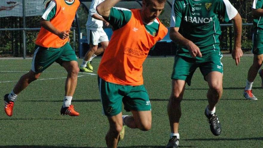 Higón controla en balón durante el entrenamiento de ayer en Fragoselo. // R.R.