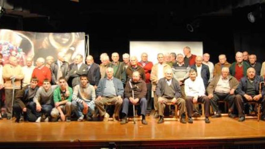 Foto de familia de los danseros que nacieron entre 1920 y 1940 y los Reyes Moros 2012, Sergio Berenguer y Mª Dolores Benítez.