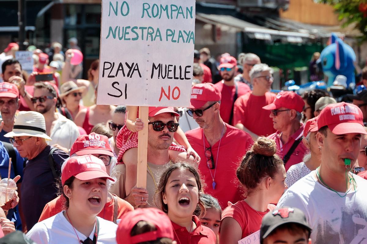 Manifestación en contra de la ampliación del puerto de Los Cristianos