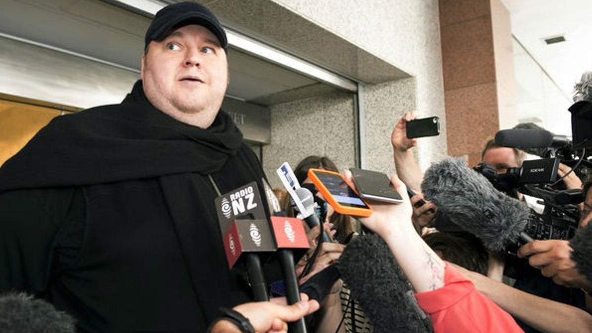 Kim Dotcom comaprece ante el trinubal de Auckland.