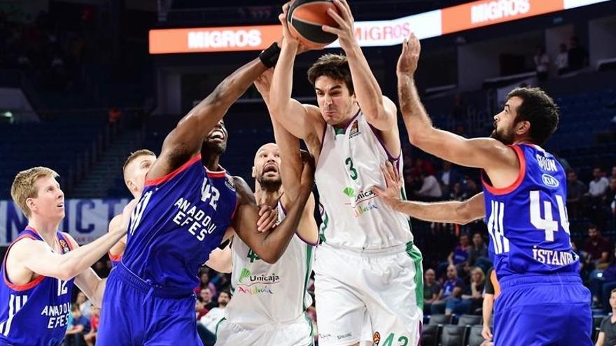 El capitán Carlos Suárez, ganándose un rebote, en el encuentro de ida ante el Anadolu Efes disputado en Estambul.