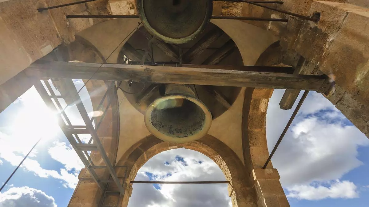 Un fallo en un rodamiento hace que se desplome una campana de la Catedral de Orihuela