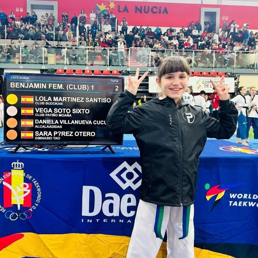 Vega Soto celebra su medalla de plata en su primera presencia en un Campeonato de España.