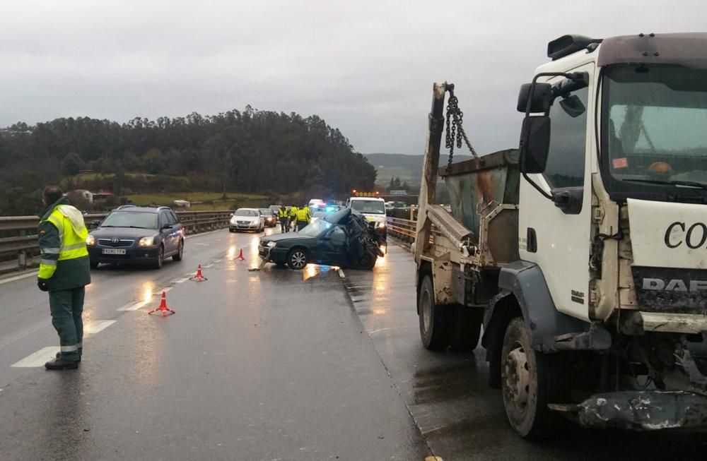 Un accidente en la Y causa retenciones kilométricas