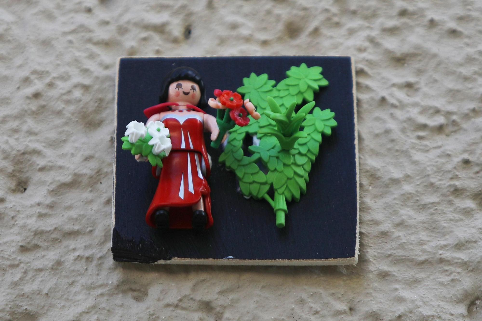 Figuras de Playmobil adornan las placas de calles en el centro de València