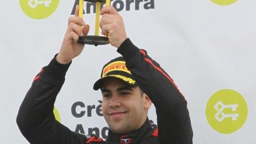 Miquel Socías levante el trofeo de campeón de las GSeries.