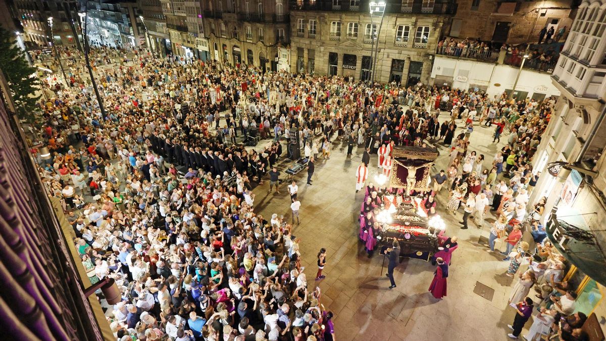 Foto de archivo de la procesión del Santísimo Cristo de la Victoria de Vigo en Porta do Sol.