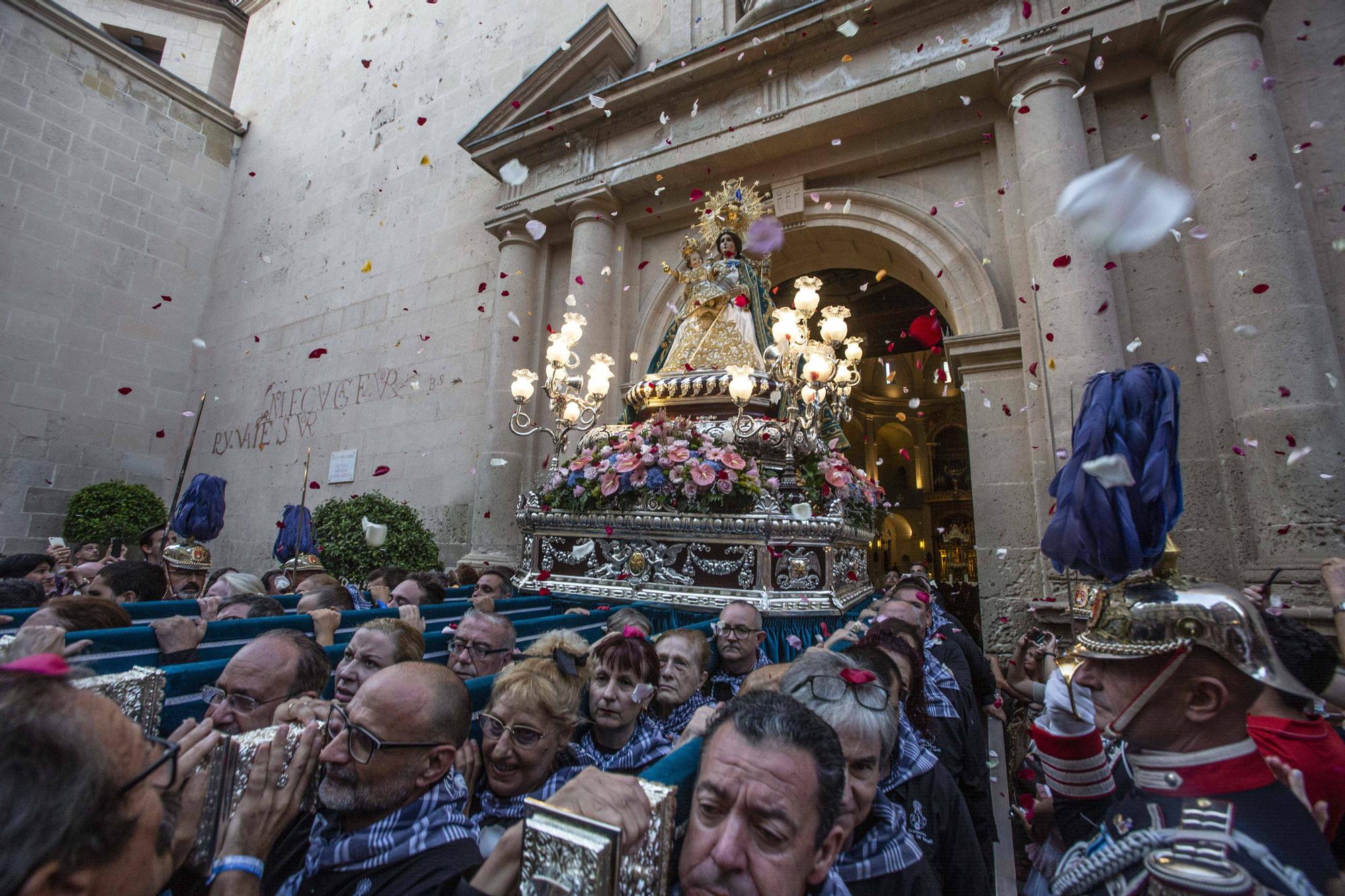 La Patrona de Alicante, la Virgen del Remedio, vuelve a recorrer las calles tras el parón de la pandemia