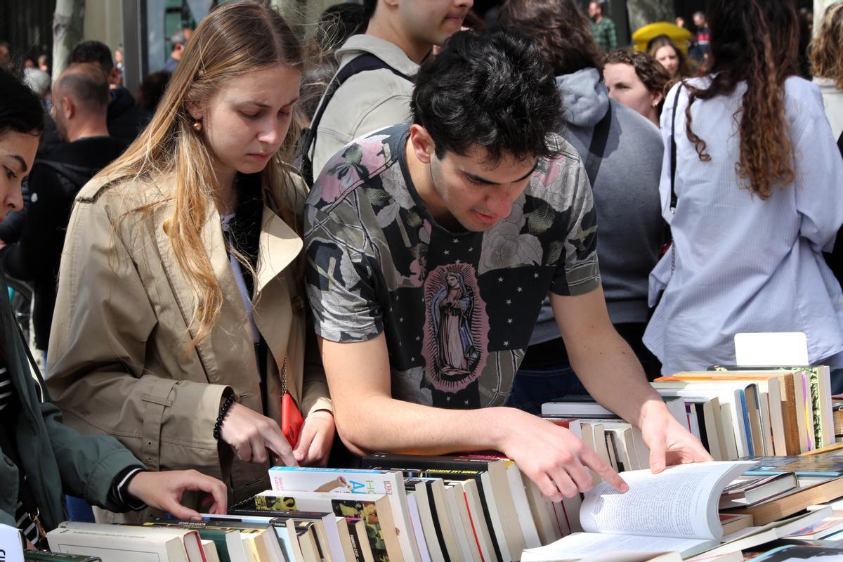 Ojeando un libro detenidamente...