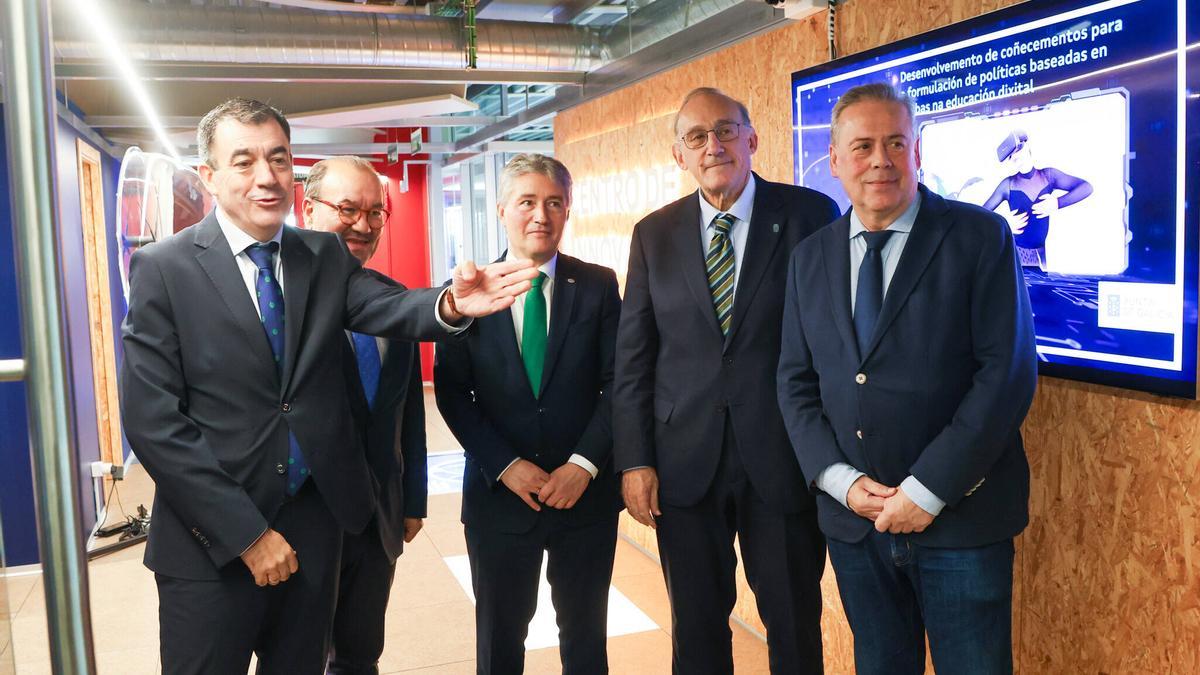 Los conselleiros de Educación y Sanidade con los tres rectores el jueves en Santiago.