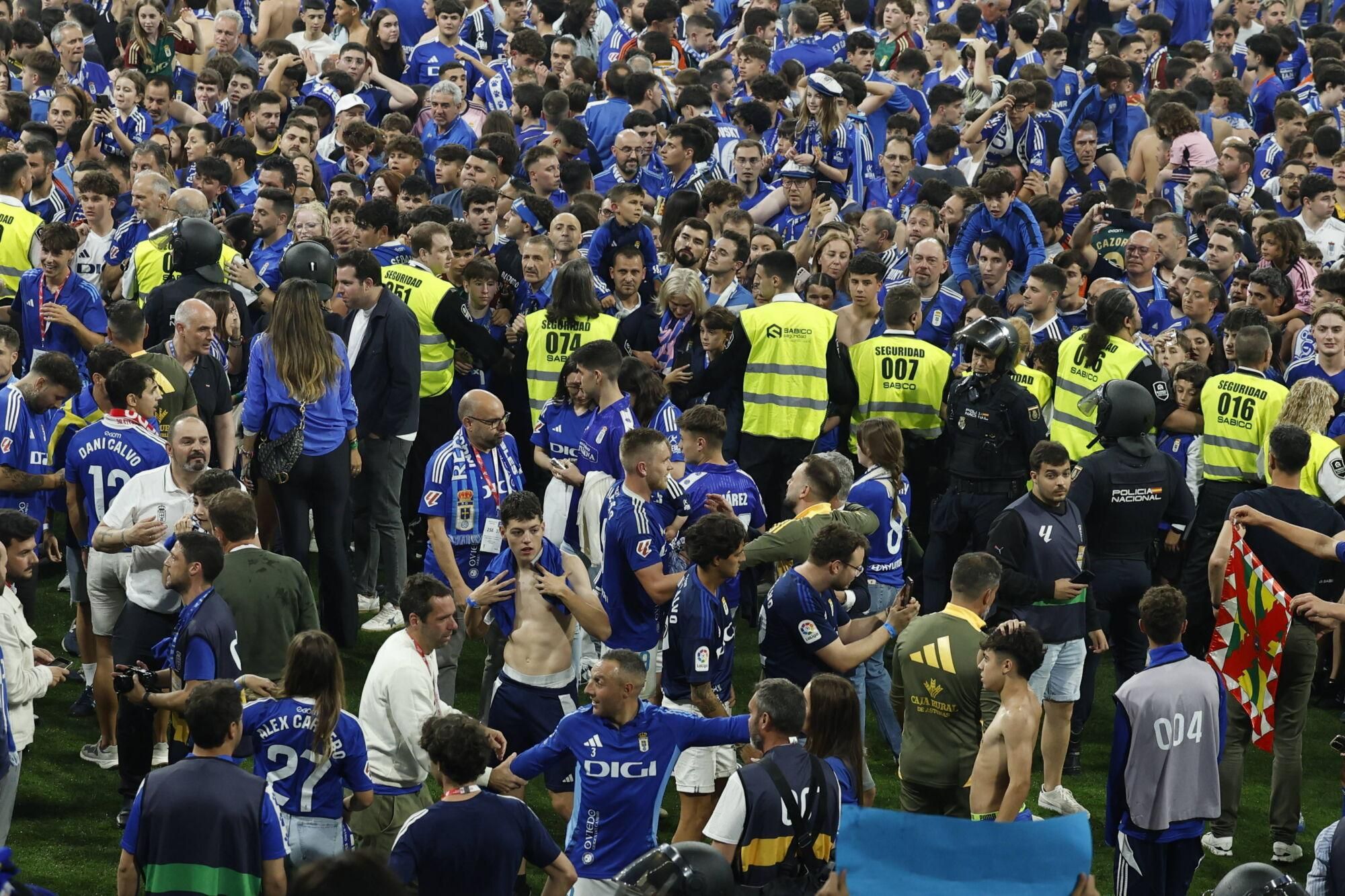 Así se vivió en el Carlos Tartiere la noche del ascenso del Oviedo a Primera División 24 años después