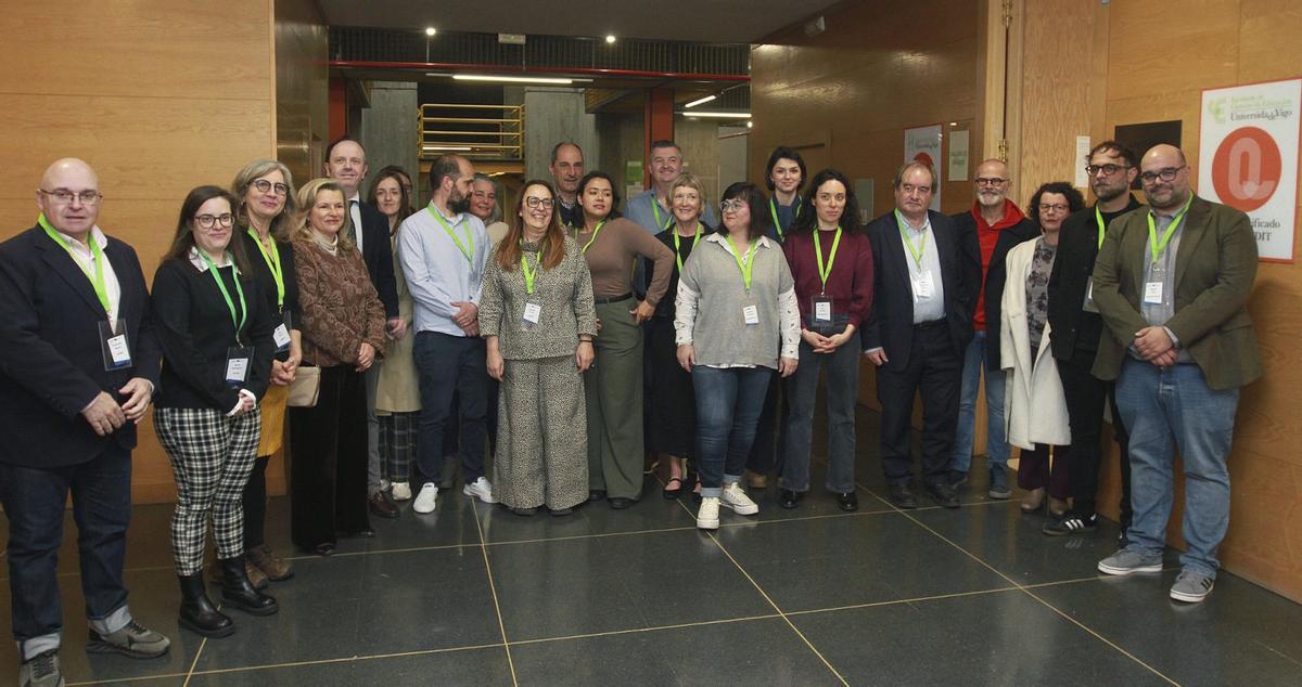 Los diferentes investigadores e investigadoras del proyecto, presentes en la jornada de apertura.