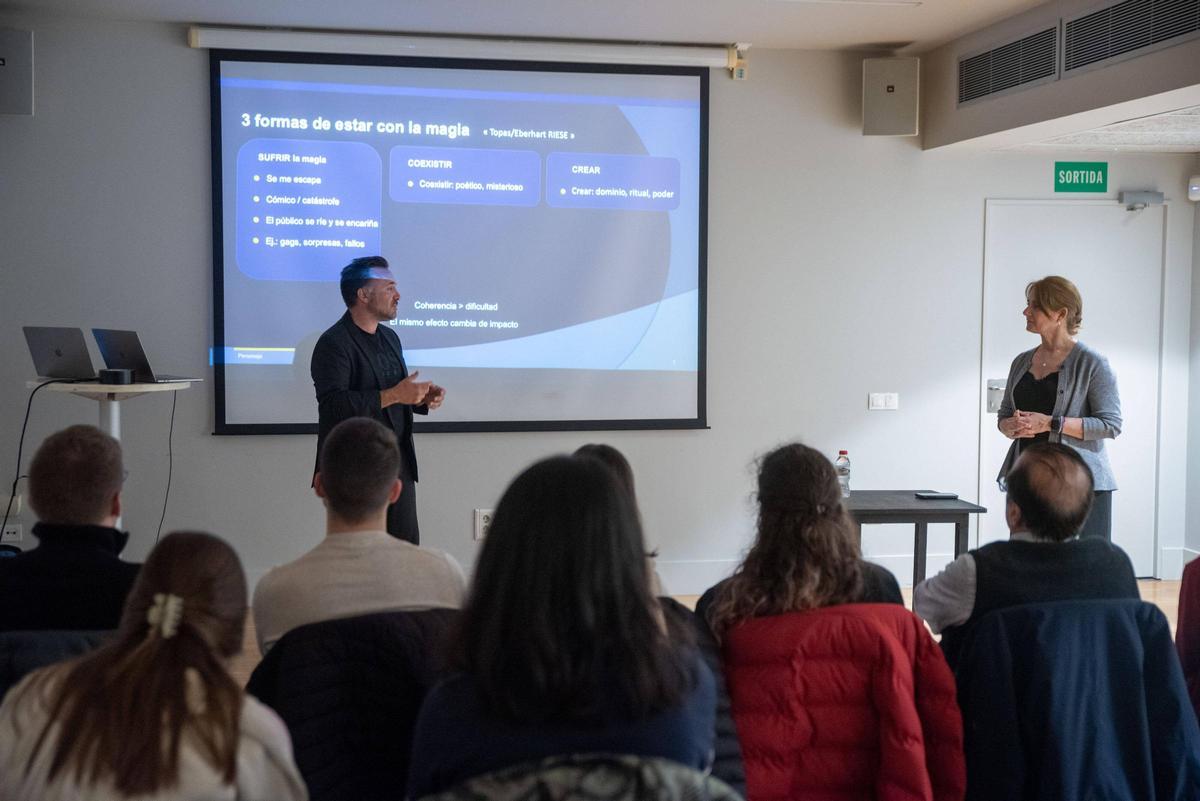 El francès Christophe Mervil va parlar de l'ofici de mag en una trobada amb membres de l'Associació Màgia Central Catalunya