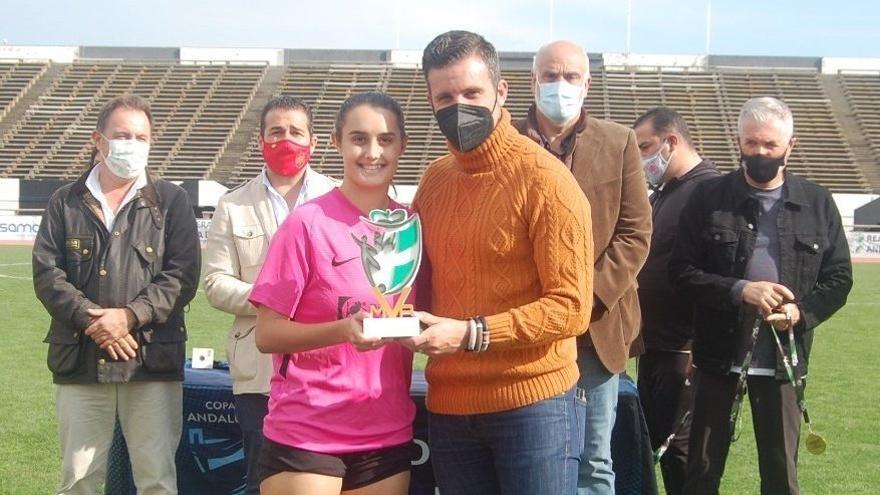 Noelia Correro recibe el premio a la mejor jugadora del campeonato andaluz sub 17 de fútbol de manos del delegado provincial, Martín Torralbo.