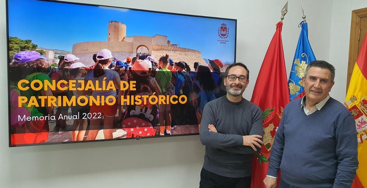 El arqueólogo Juan Carlos Márquez y el concejal Amado Navalón en la presentación de la memoria del Patrimonio de Elda.