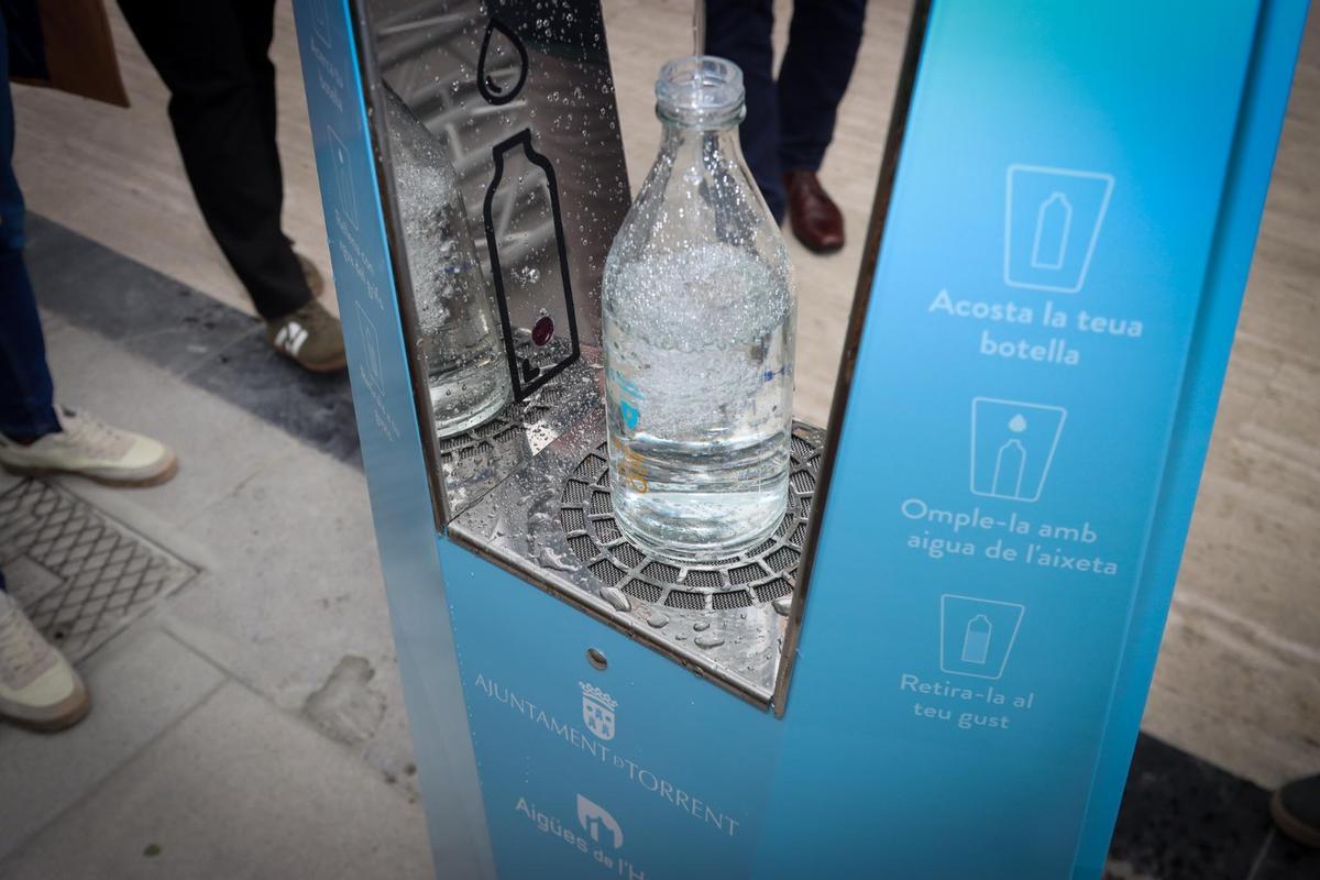 Una botella llena en la fuente refrigerada